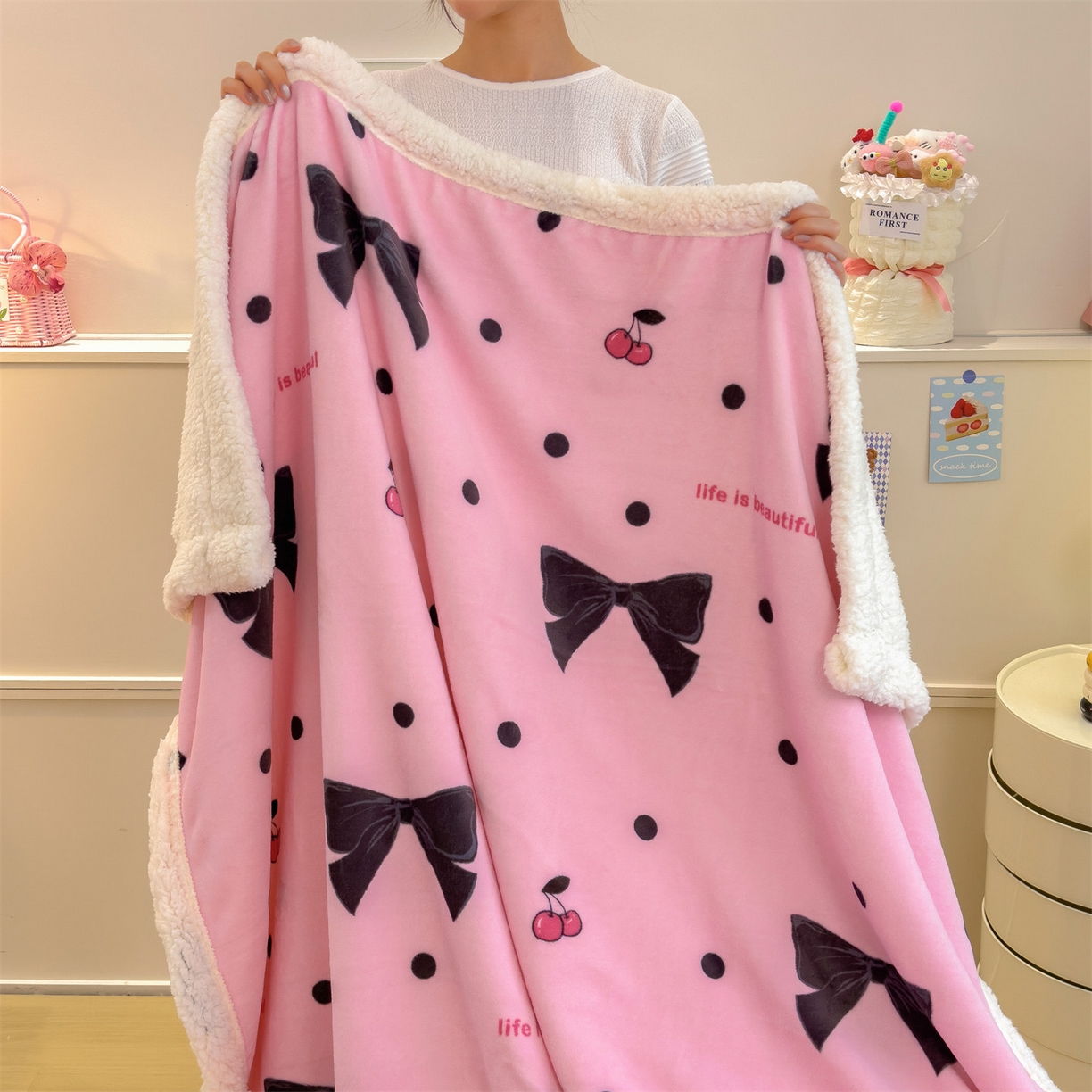91家纺网 家纺一手货源 找家纺 丝幔家纺 2025新款A类卡通牛奶绒毛毯多功能毯 芭比蝴蝶结