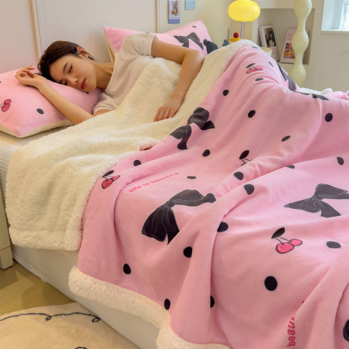 91家纺网 家纺一手货源 找家纺 丝幔家纺 2025新款A类卡通牛奶绒毛毯多功能毯 芭比蝴蝶结