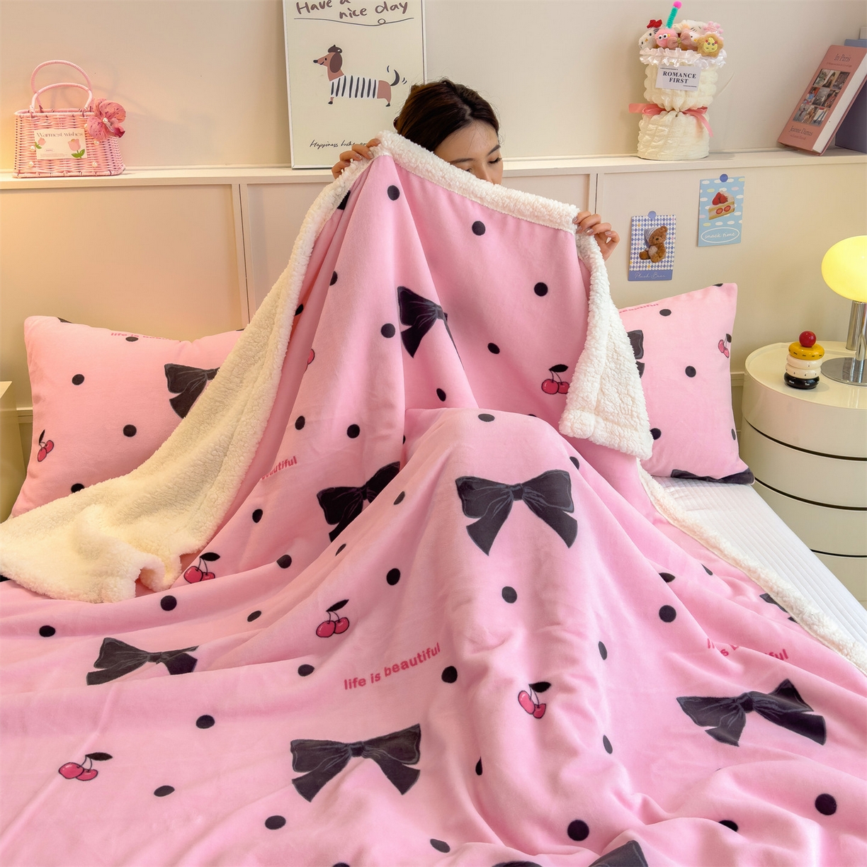 91家纺网 家纺一手货源 找家纺 丝幔家纺 2025新款A类卡通牛奶绒毛毯多功能毯 芭比蝴蝶结
