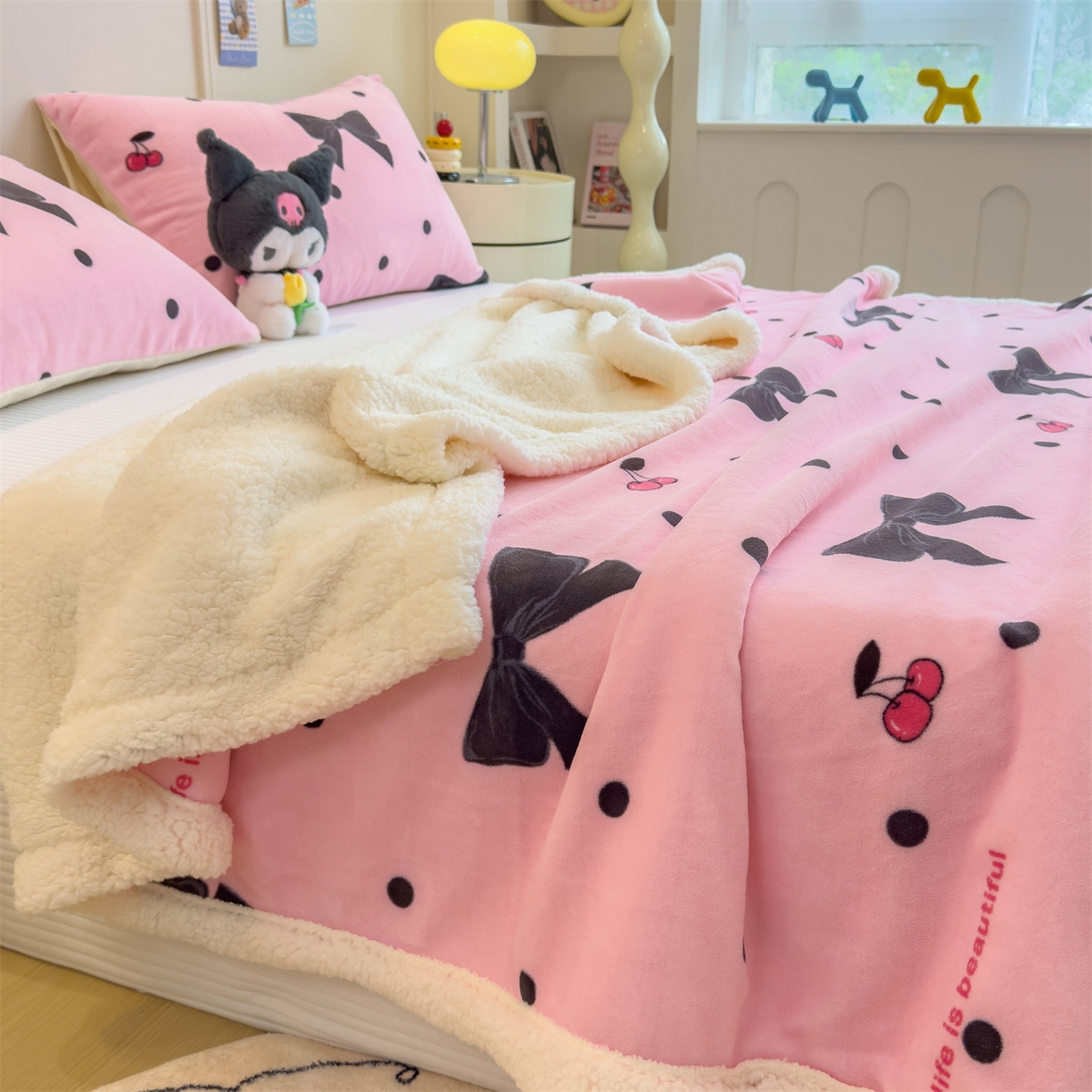 91家纺网 家纺一手货源 找家纺 丝幔家纺 2025新款A类卡通牛奶绒毛毯多功能毯 芭比蝴蝶结