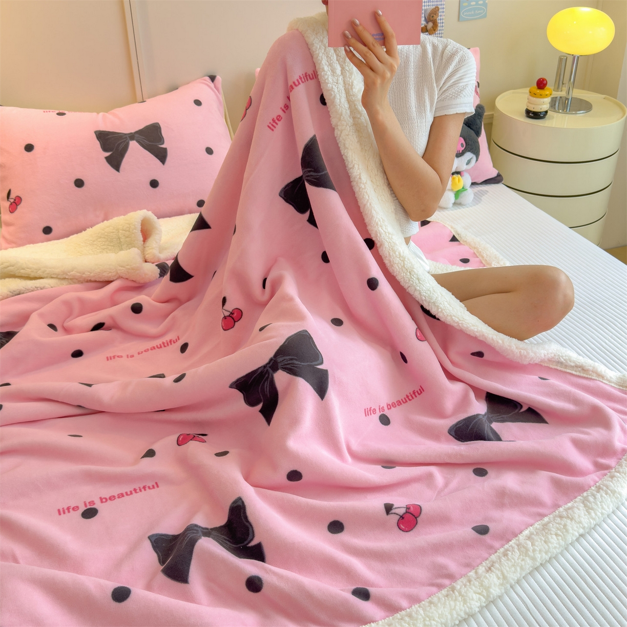 91家纺网 家纺一手货源 找家纺 丝幔家纺 2025新款A类卡通牛奶绒毛毯多功能毯 芭比蝴蝶结