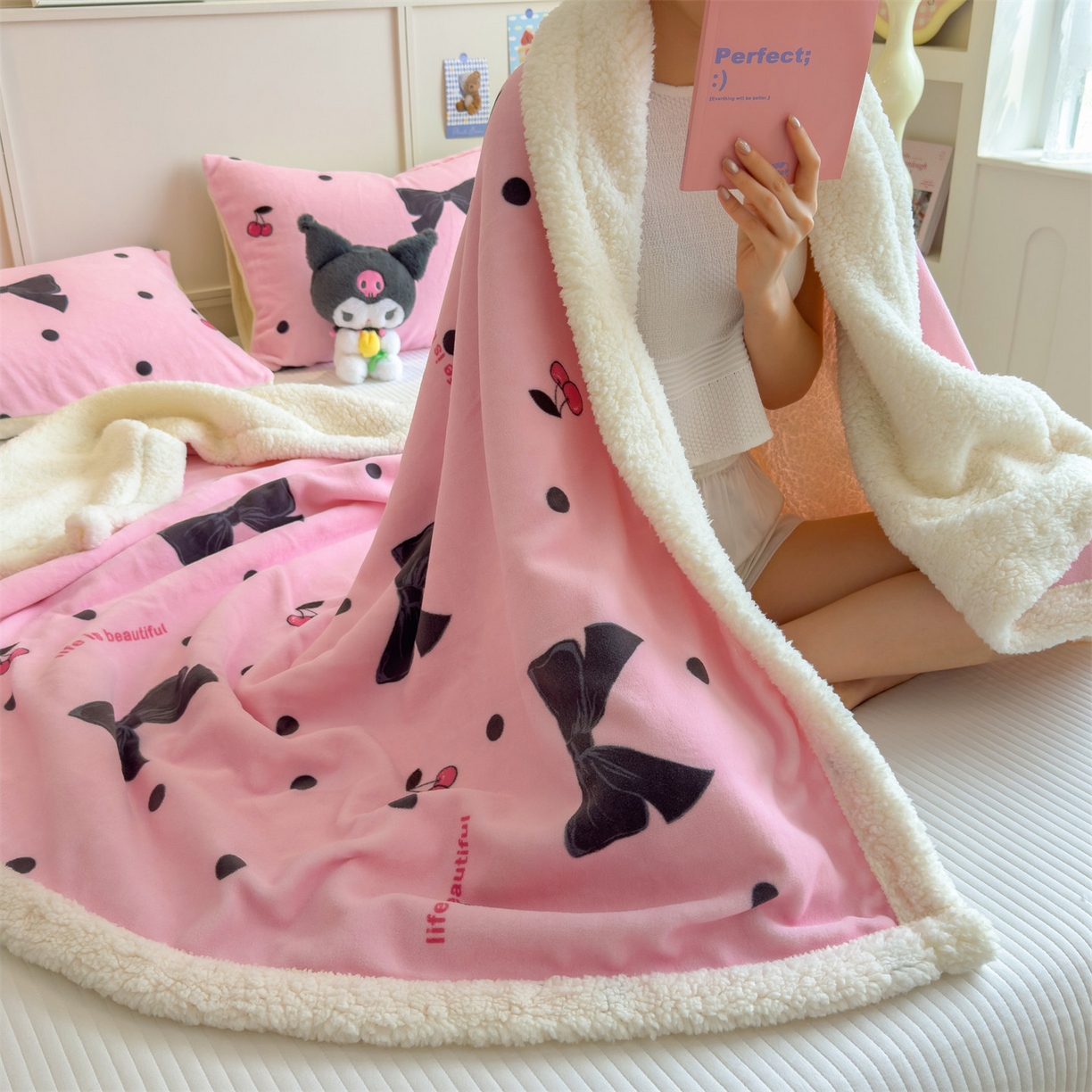 91家纺网 家纺一手货源 找家纺 丝幔家纺 2025新款A类卡通牛奶绒毛毯多功能毯 芭比蝴蝶结