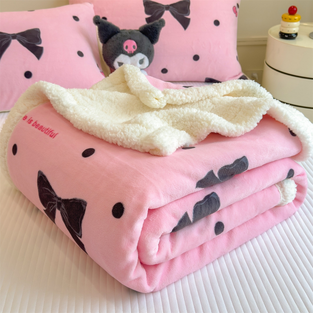 91家纺网 家纺一手货源 找家纺 丝幔家纺 2025新款A类卡通牛奶绒毛毯多功能毯 芭比蝴蝶结
