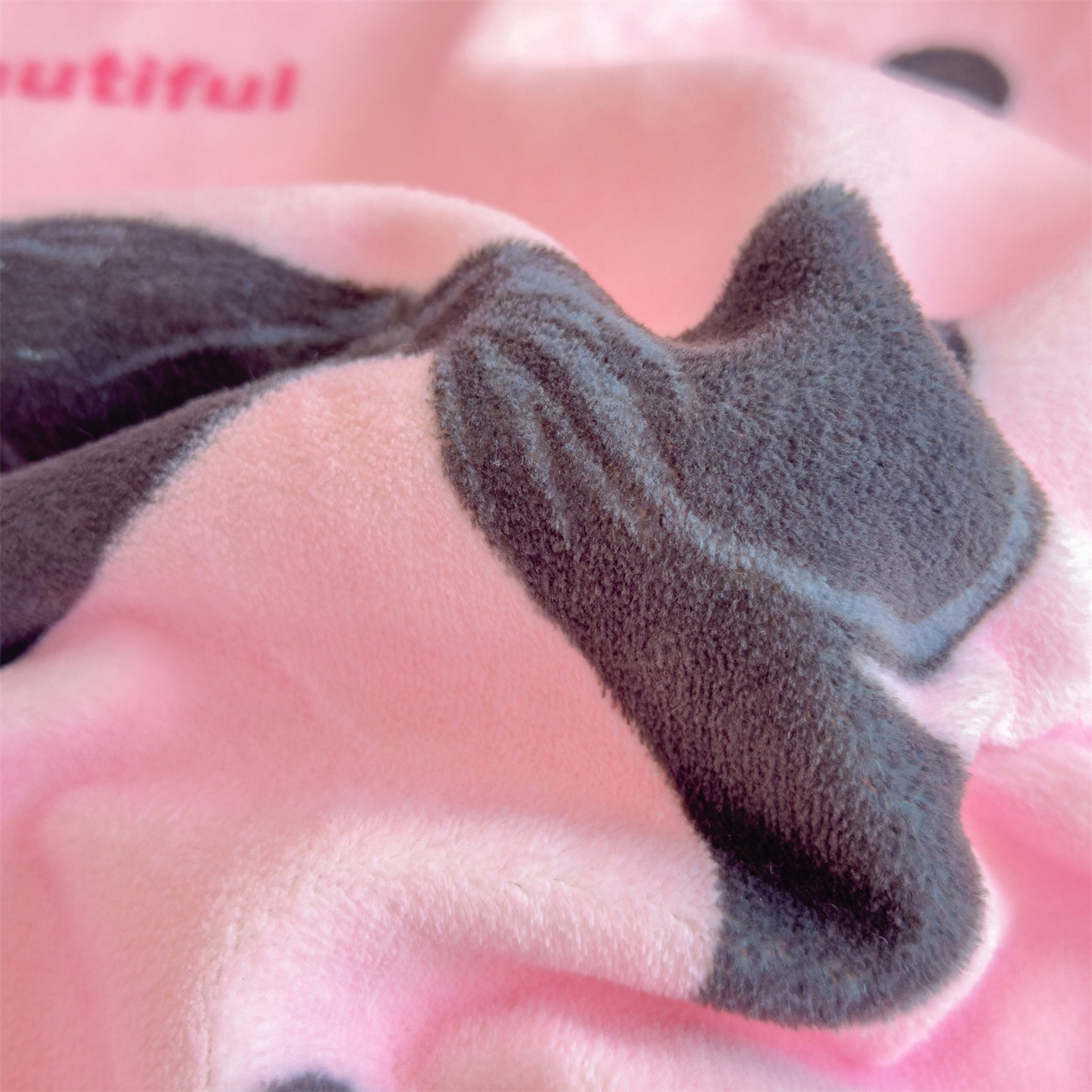 91家纺网 家纺一手货源 找家纺 丝幔家纺 2025新款A类卡通牛奶绒毛毯多功能毯 芭比蝴蝶结