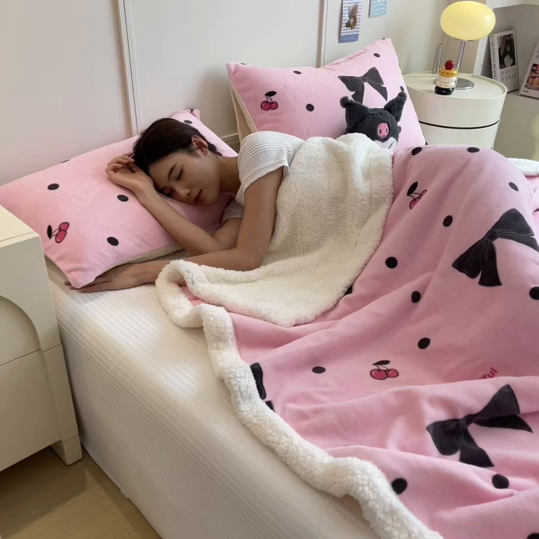 91家纺网 家纺一手货源 找家纺 丝幔家纺 2025新款A类卡通牛奶绒毛毯多功能毯 芭比蝴蝶结