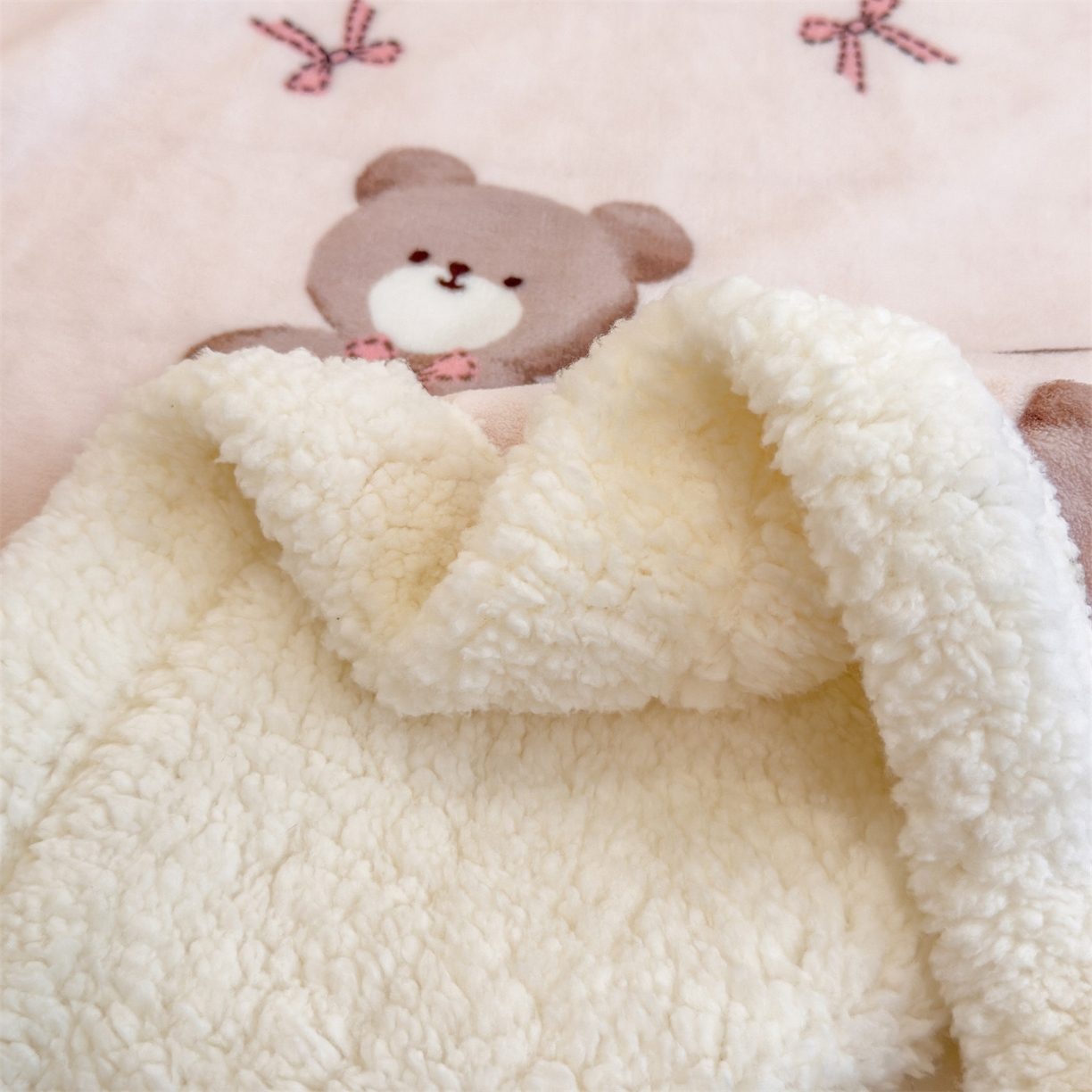 91家纺网 家纺一手货源 找家纺 丝幔家纺 2025新款A类卡通牛奶绒毛毯多功能毯 花园小熊