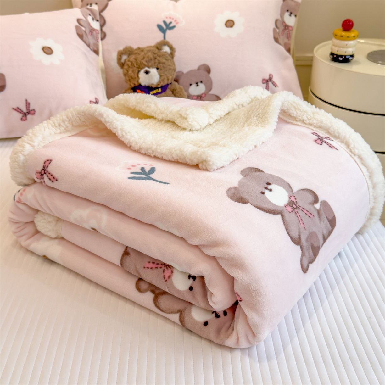 91家纺网 家纺一手货源 找家纺 丝幔家纺 2025新款A类卡通牛奶绒毛毯多功能毯 花园小熊