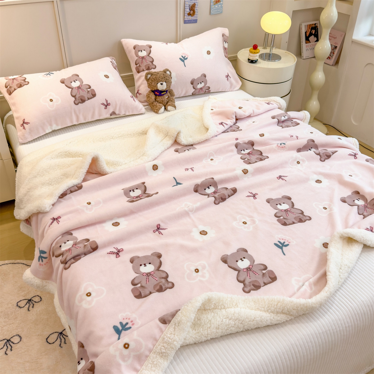 91家纺网 家纺一手货源 找家纺 丝幔家纺 2025新款A类卡通牛奶绒毛毯多功能毯 花园小熊