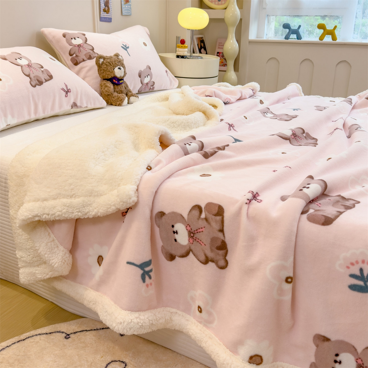 91家纺网 家纺一手货源 找家纺 丝幔家纺 2025新款A类卡通牛奶绒毛毯多功能毯 花园小熊