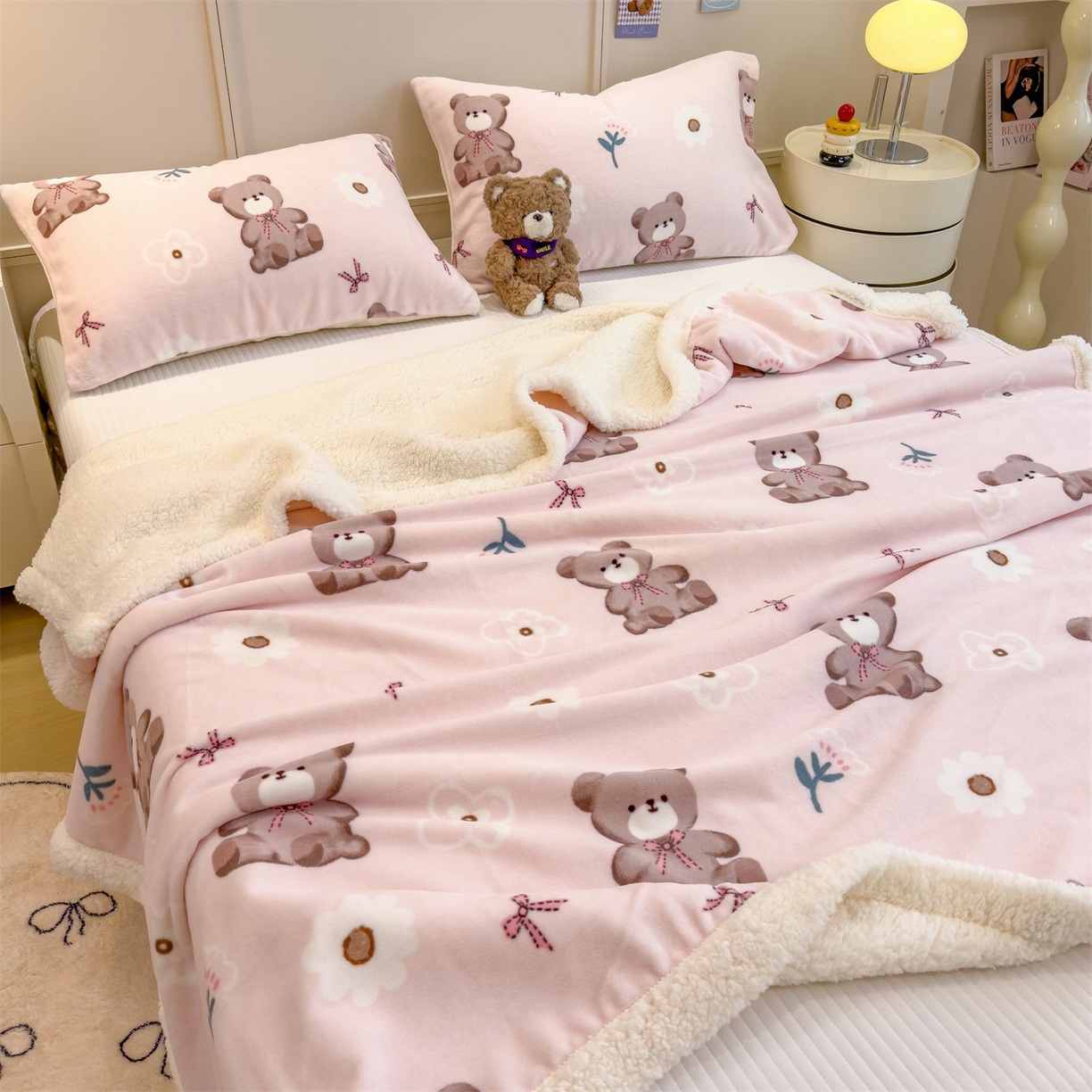 91家纺网 家纺一手货源 找家纺 丝幔家纺 2025新款A类卡通牛奶绒毛毯多功能毯 花园小熊