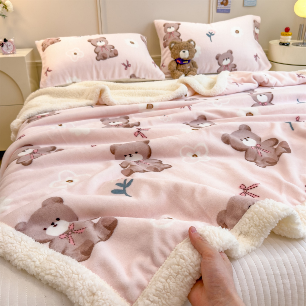 91家纺网 家纺一手货源 找家纺 丝幔家纺 2025新款A类卡通牛奶绒毛毯多功能毯 花园小熊