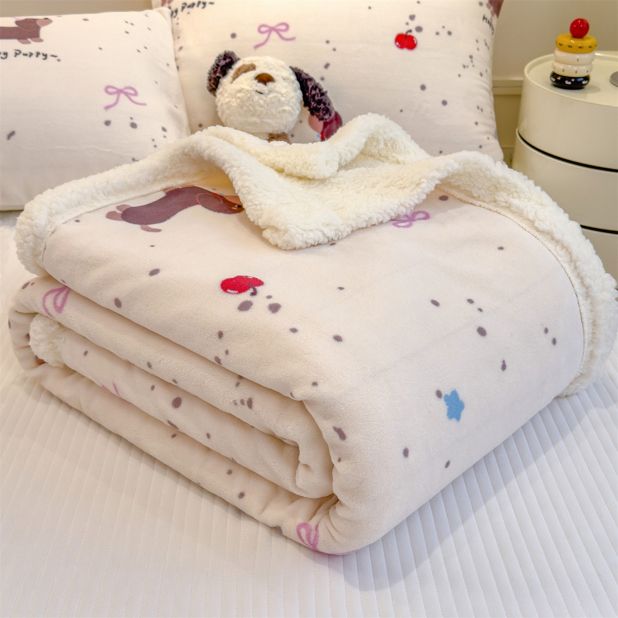 91家纺网 家纺一手货源 找家纺 丝幔家纺 2025新款A类卡通牛奶绒毛毯多功能毯 腊肠狗