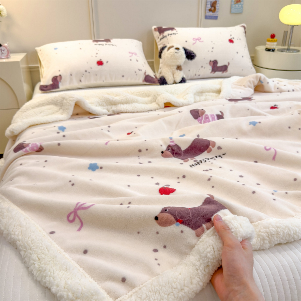 91家纺网 家纺一手货源 找家纺 丝幔家纺 2025新款A类卡通牛奶绒毛毯多功能毯 腊肠狗