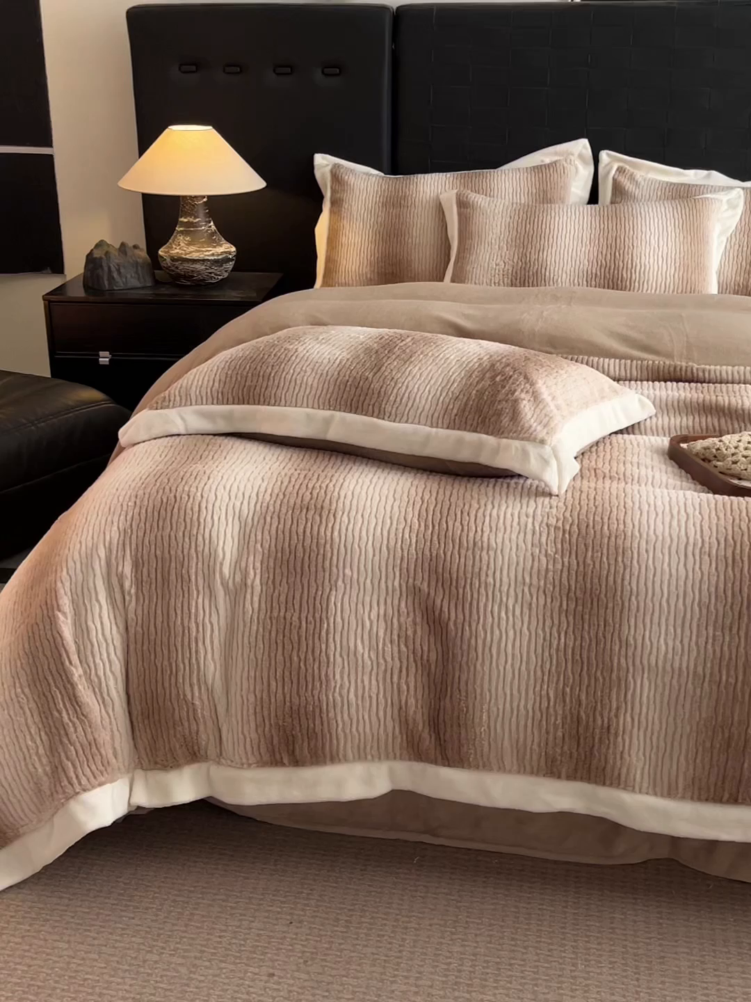 91家纺网 家纺一手货源 找家纺 羽梦家纺 2025秋冬新品260克加厚全消光貂狐绒工艺款超保暖四件套 九尾狐-咖色