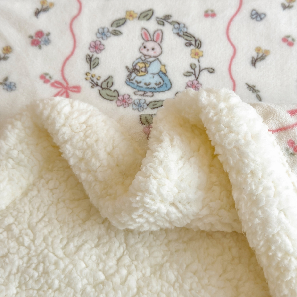 91家纺网 家纺一手货源 找家纺 丝幔家纺 2025新款A类卡通牛奶绒毛毯多功能毯 秘密花园