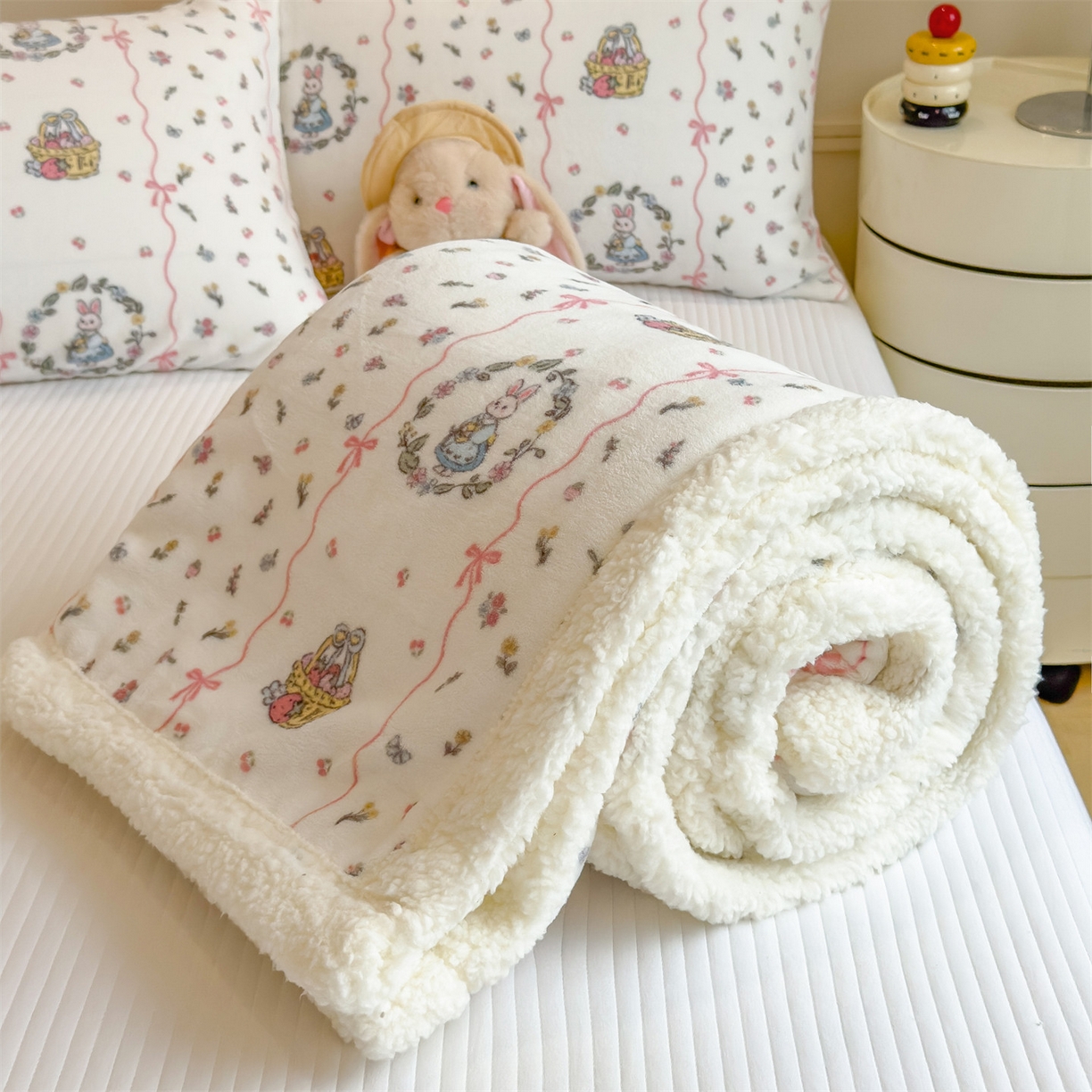 91家纺网 家纺一手货源 找家纺 丝幔家纺 2025新款A类卡通牛奶绒毛毯多功能毯 秘密花园