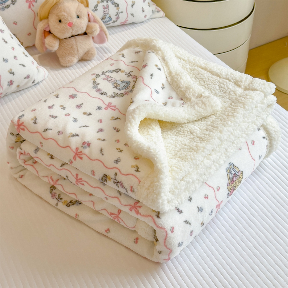91家纺网 家纺一手货源 找家纺 丝幔家纺 2025新款A类卡通牛奶绒毛毯多功能毯 秘密花园