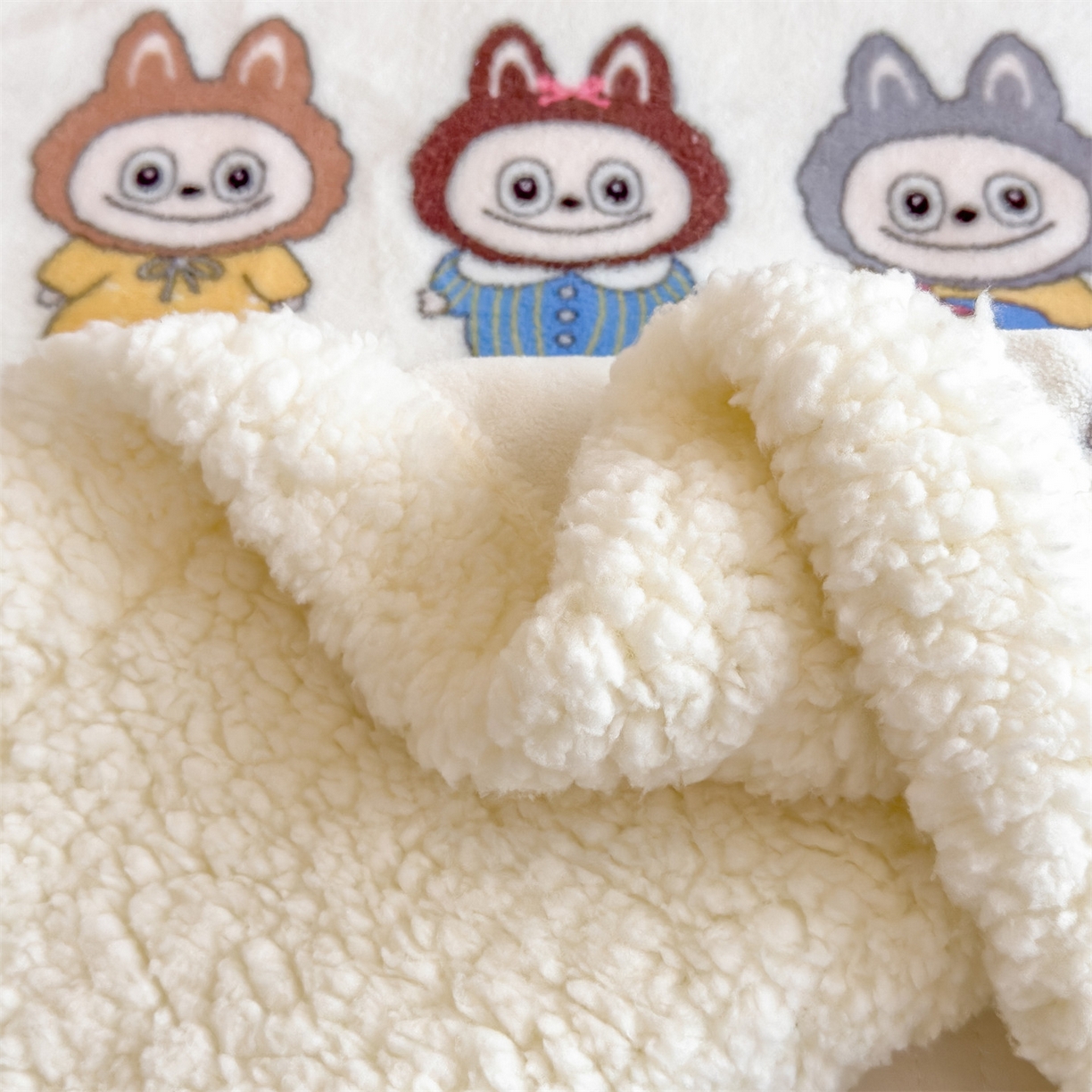 91家纺网 家纺一手货源 找家纺 丝幔家纺 2025新款A类卡通牛奶绒毛毯多功能毯 趣多多