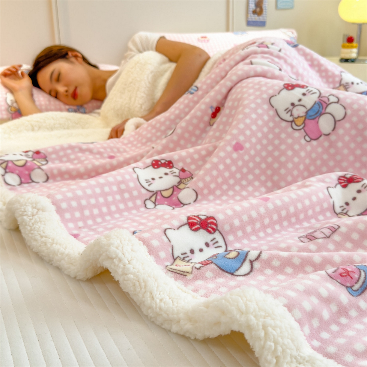 91家纺网 家纺一手货源 找家纺 丝幔家纺 2025新款A类卡通牛奶绒毛毯多功能毯 甜心粉猫