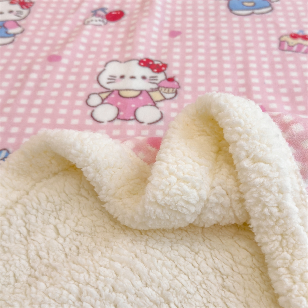 91家纺网 家纺一手货源 找家纺 丝幔家纺 2025新款A类卡通牛奶绒毛毯多功能毯 甜心粉猫