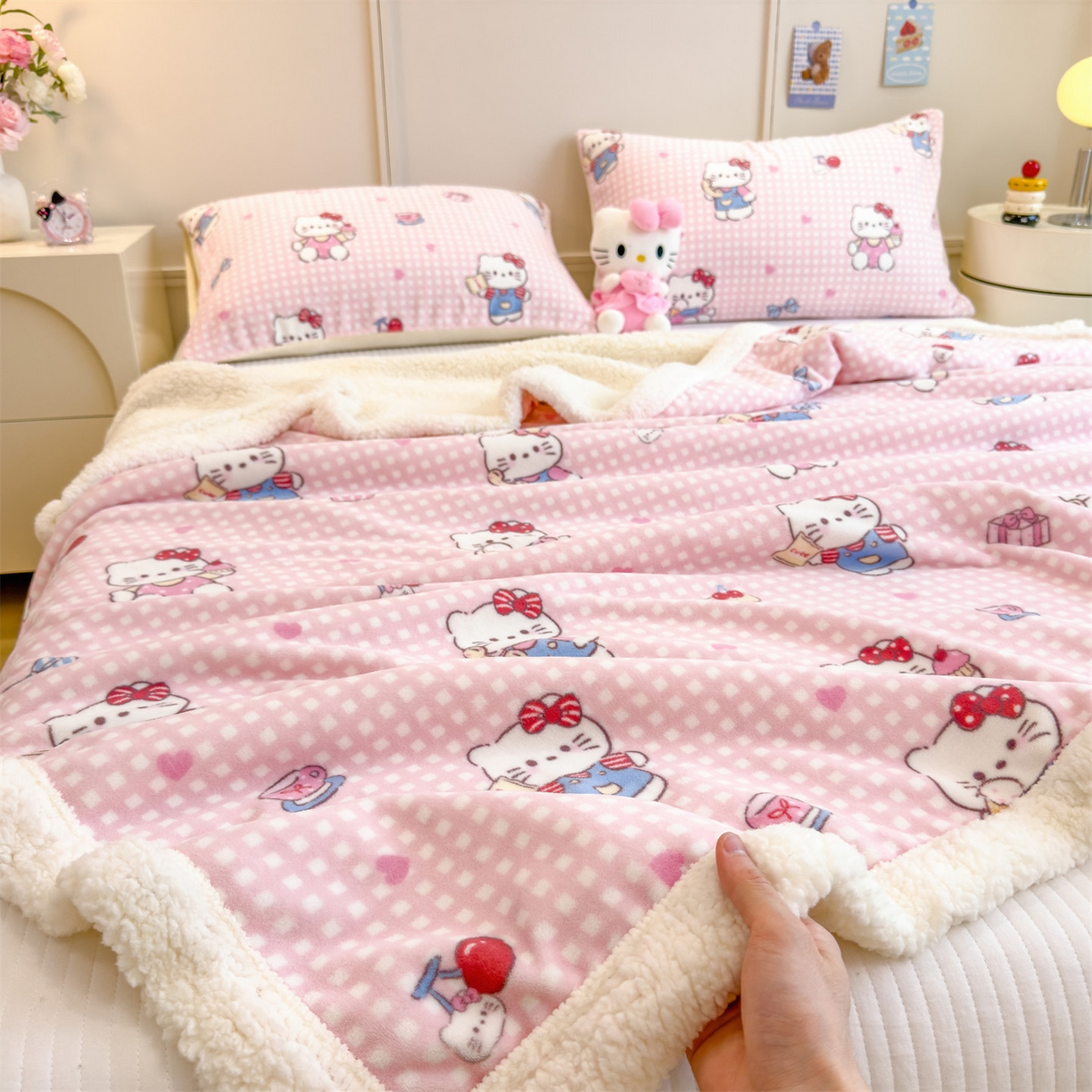 91家纺网 家纺一手货源 找家纺 丝幔家纺 2025新款A类卡通牛奶绒毛毯多功能毯 甜心粉猫