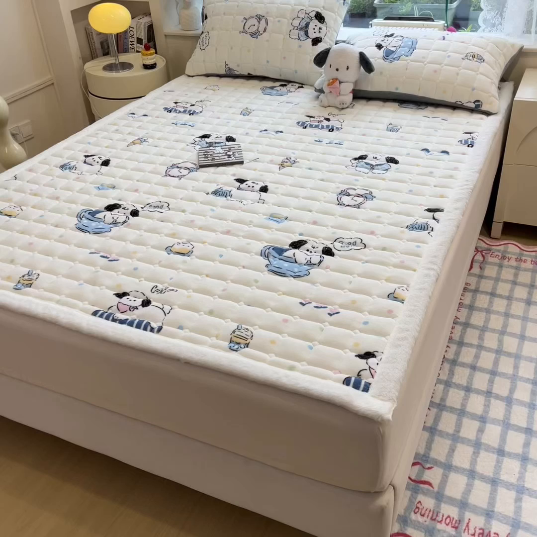 91家纺网 家纺一手货源 找家纺 （总）丝幔家纺 2025新款牛奶绒印花床护垫成人款