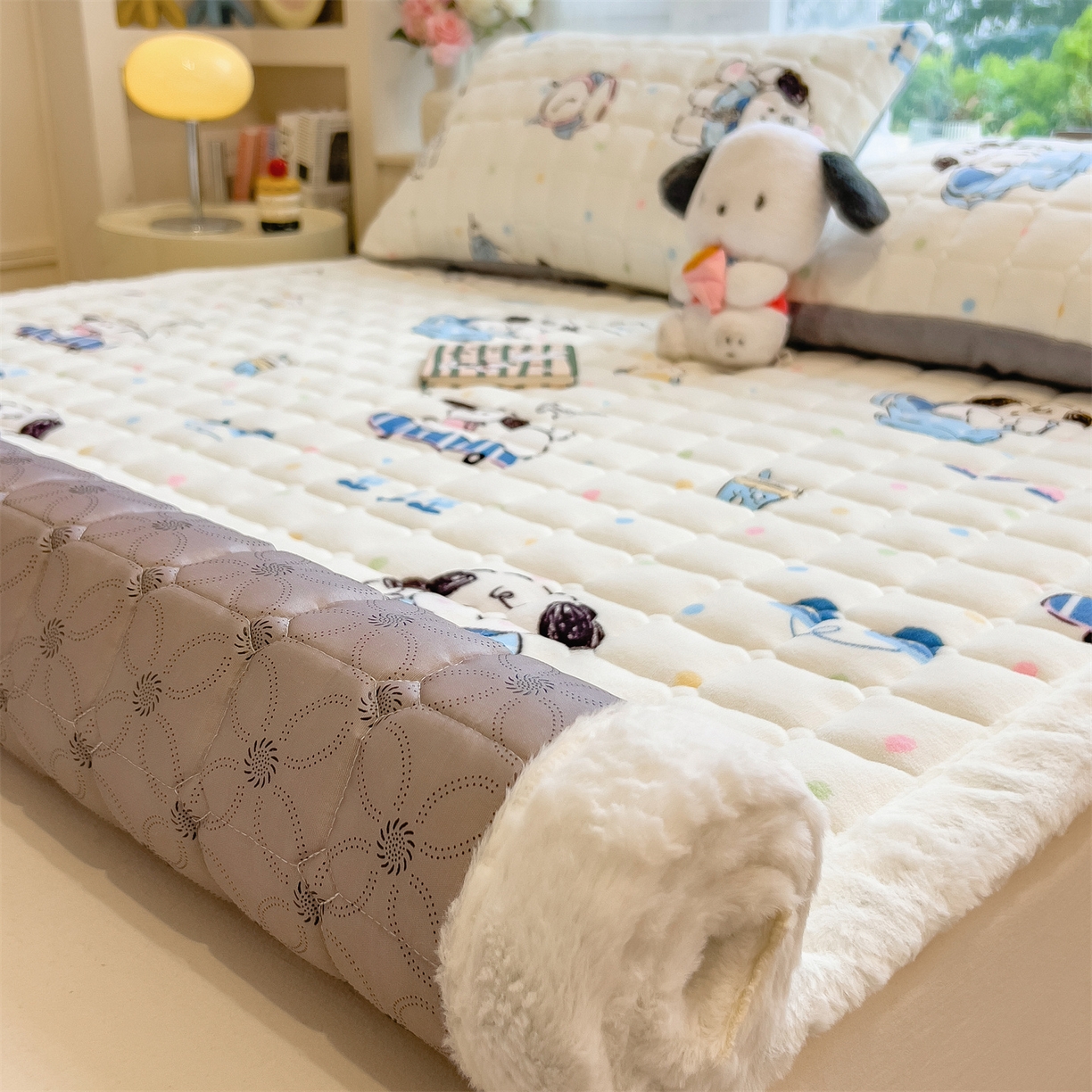 91家纺网 家纺一手货源 找家纺 （总）丝幔家纺 2025新款牛奶绒印花床护垫成人款