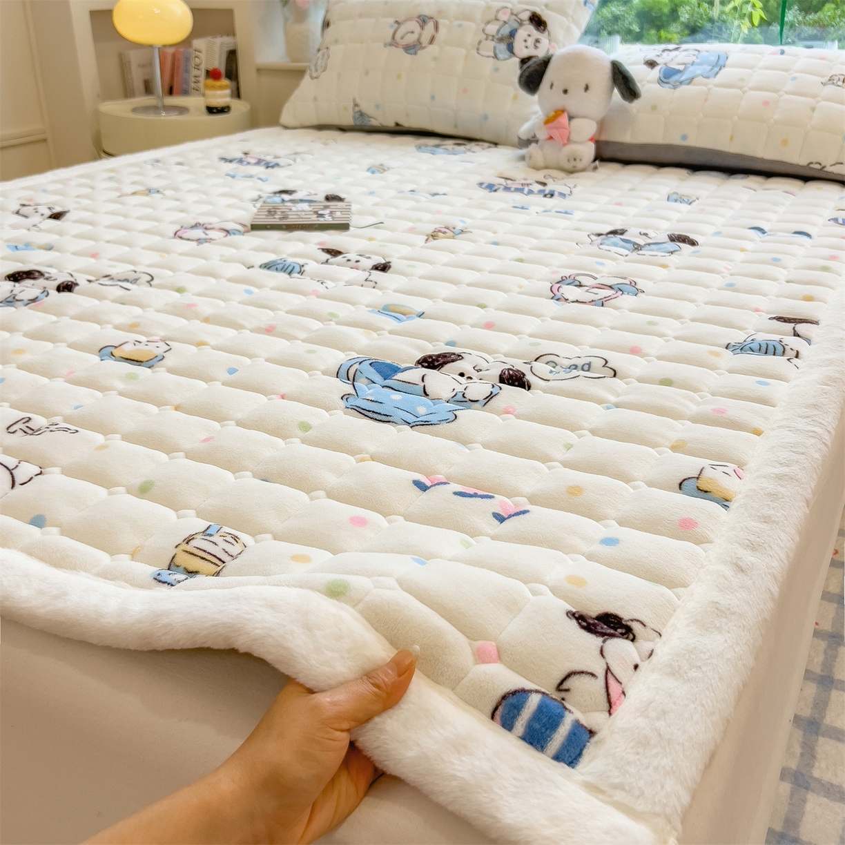 91家纺网 家纺一手货源 找家纺 （总）丝幔家纺 2025新款牛奶绒印花床护垫成人款