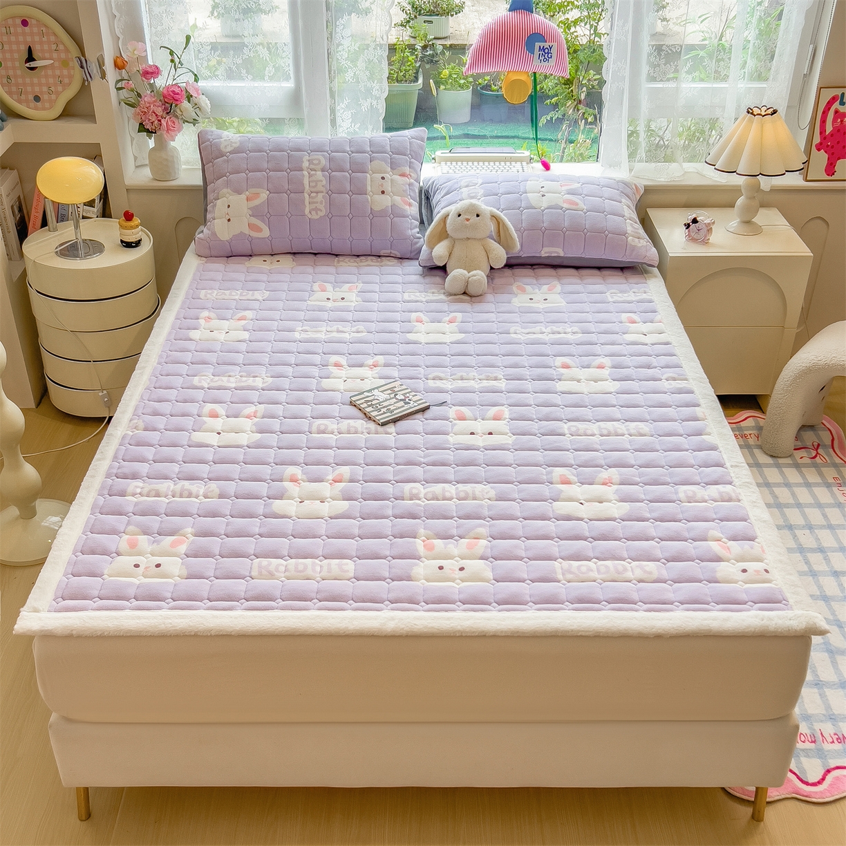 91家纺网 家纺一手货源 找家纺 丝幔家纺 2025新款牛奶绒印花床护垫成人款 大白兔紫