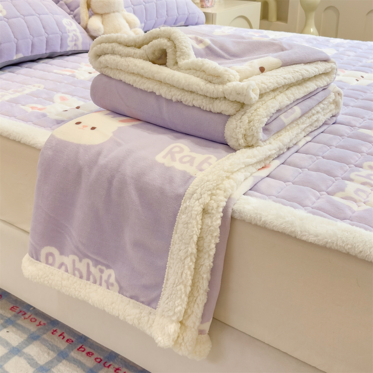 91家纺网 家纺一手货源 找家纺 丝幔家纺 2025新款牛奶绒印花床护垫成人款 大白兔紫