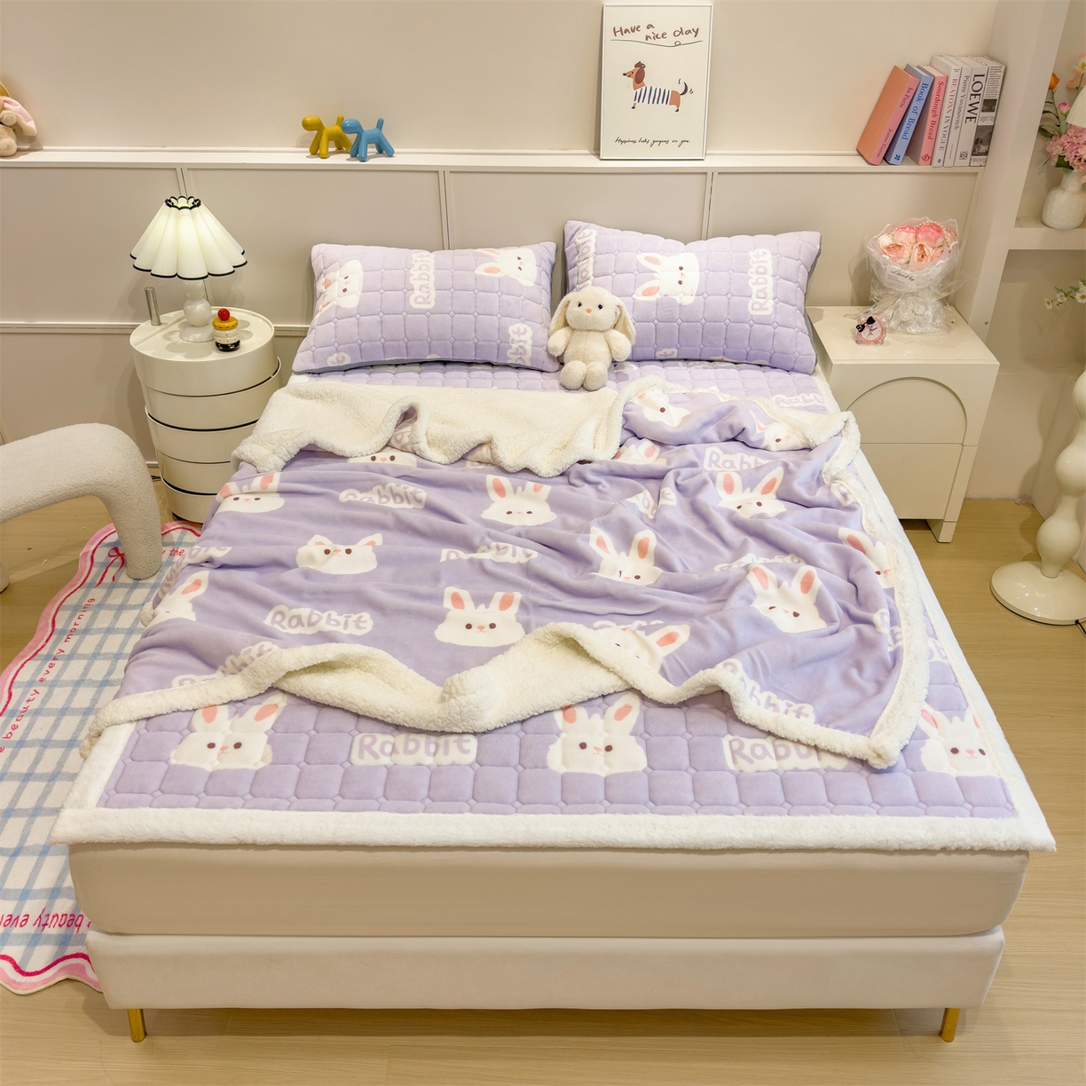 91家纺网 家纺一手货源 找家纺 丝幔家纺 2025新款牛奶绒印花床护垫成人款 大白兔紫