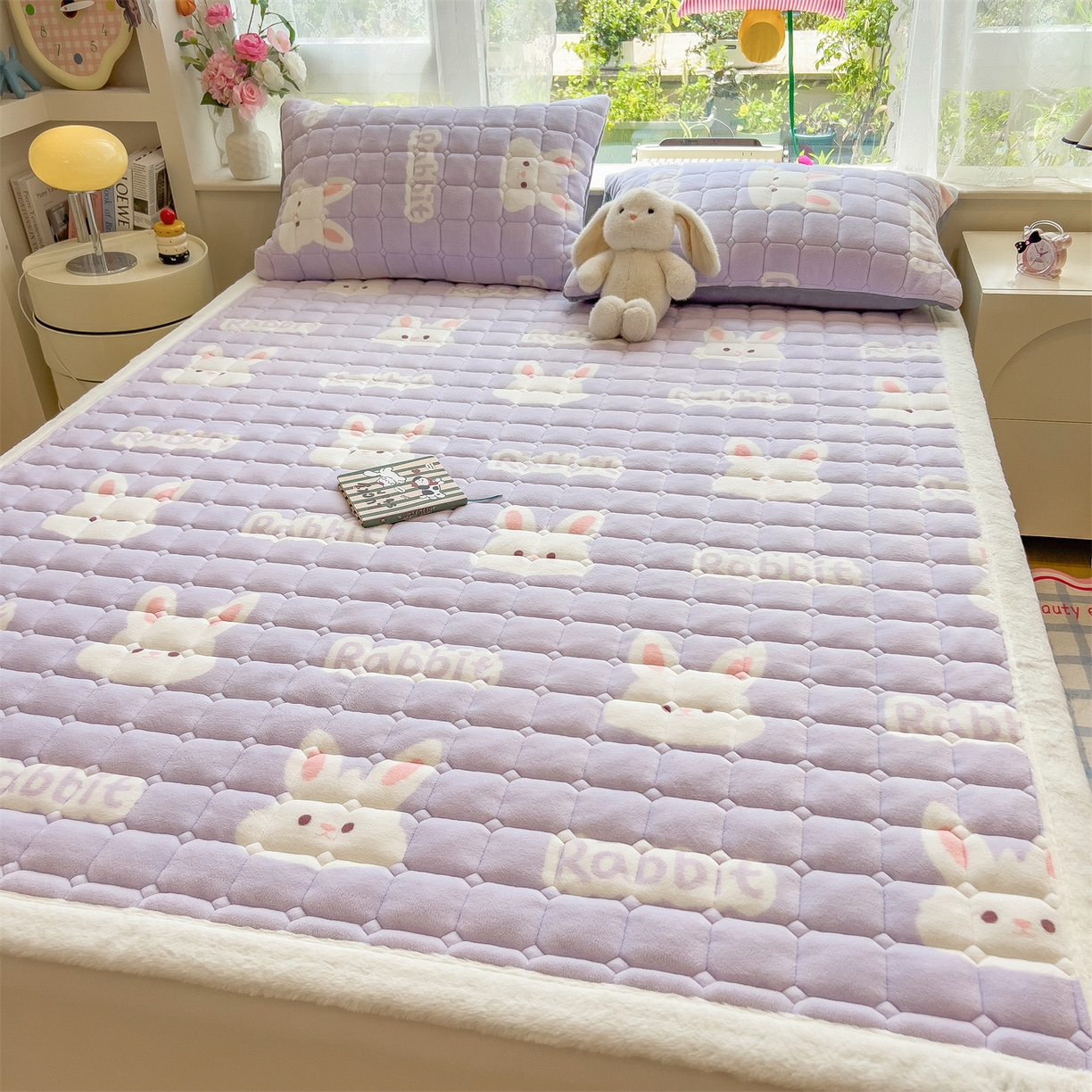 91家纺网 家纺一手货源 找家纺 丝幔家纺 2025新款牛奶绒印花床护垫成人款 大白兔紫