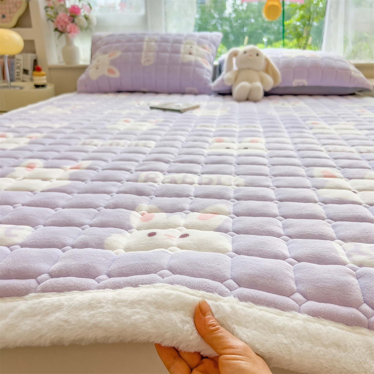 91家纺网 家纺一手货源 找家纺 丝幔家纺 2025新款牛奶绒印花床护垫成人款 大白兔紫