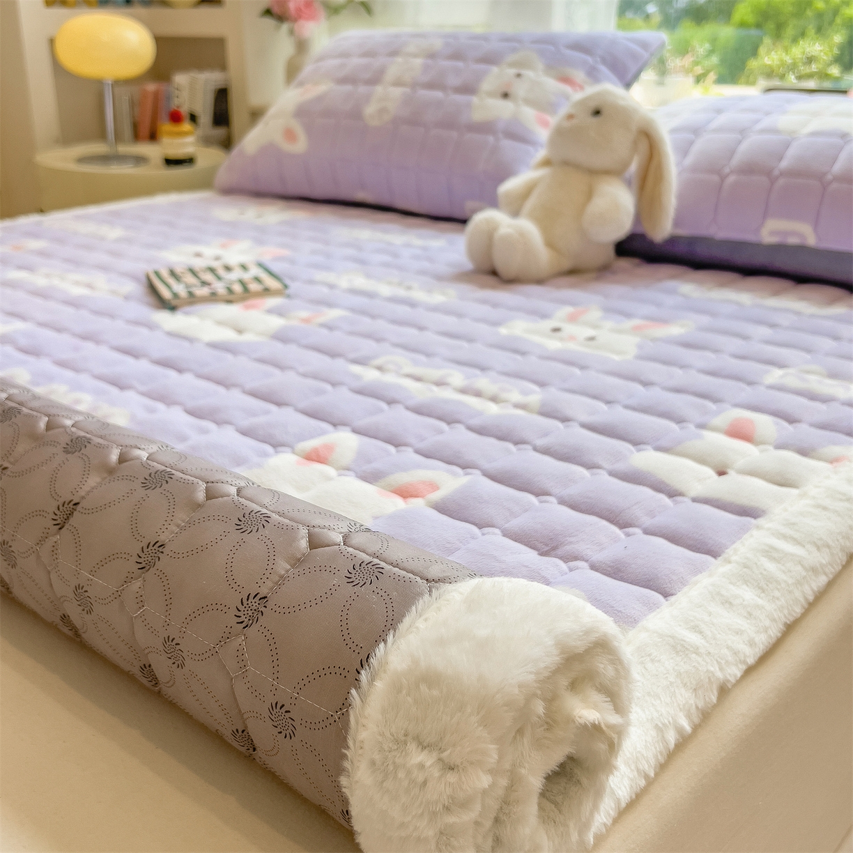 91家纺网 家纺一手货源 找家纺 丝幔家纺 2025新款牛奶绒印花床护垫成人款 大白兔紫