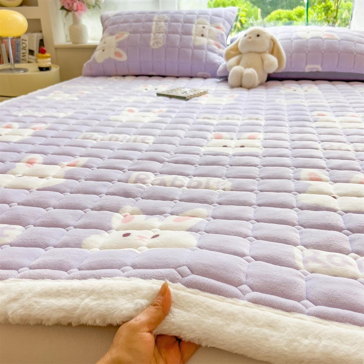 91家纺网 家纺一手货源 找家纺 丝幔家纺 2025新款牛奶绒印花床护垫成人款 大白兔紫