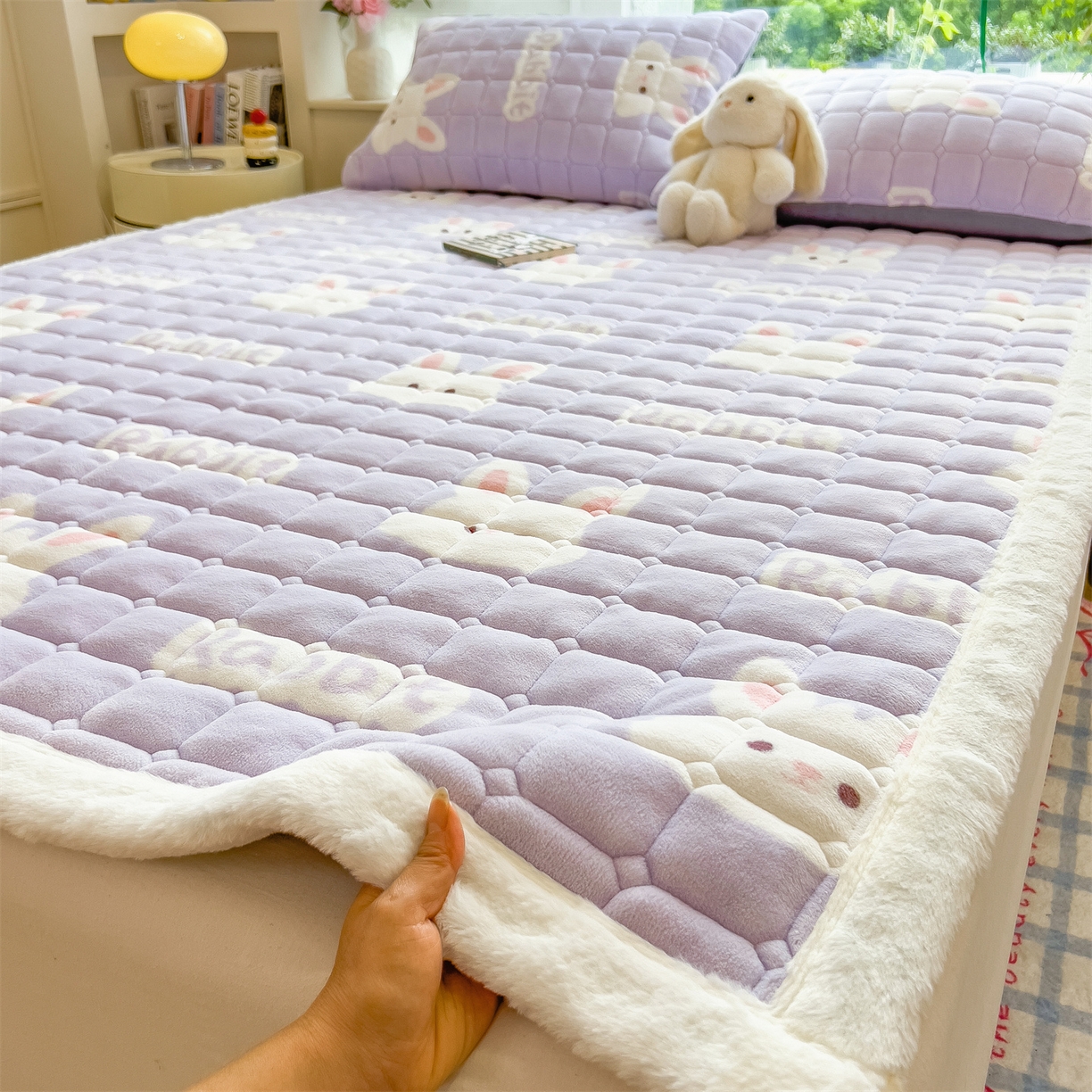 91家纺网 家纺一手货源 找家纺 丝幔家纺 2025新款牛奶绒印花床护垫成人款 大白兔紫