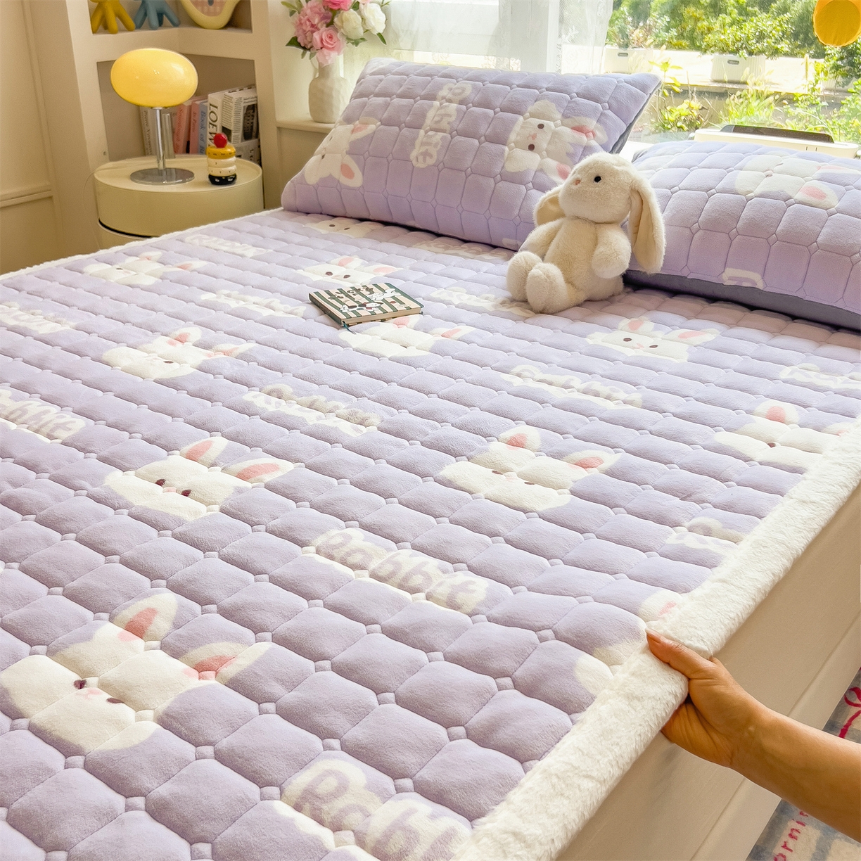 91家纺网 家纺一手货源 找家纺 丝幔家纺 2025新款牛奶绒印花床护垫成人款 大白兔紫