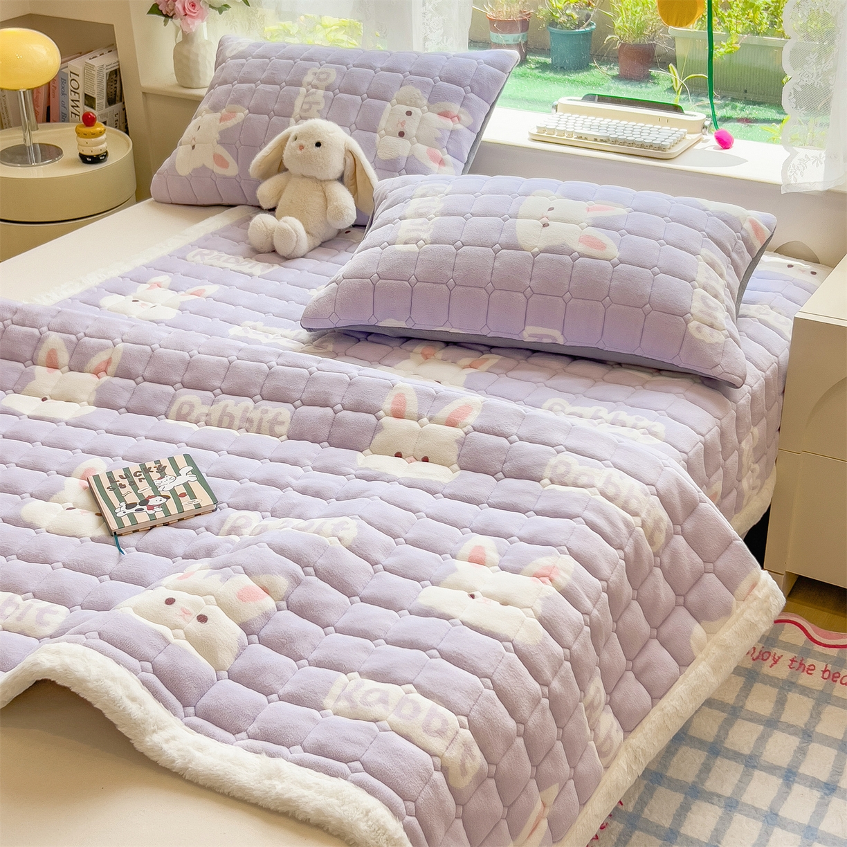 91家纺网 家纺一手货源 找家纺 丝幔家纺 2025新款牛奶绒印花床护垫成人款 大白兔紫