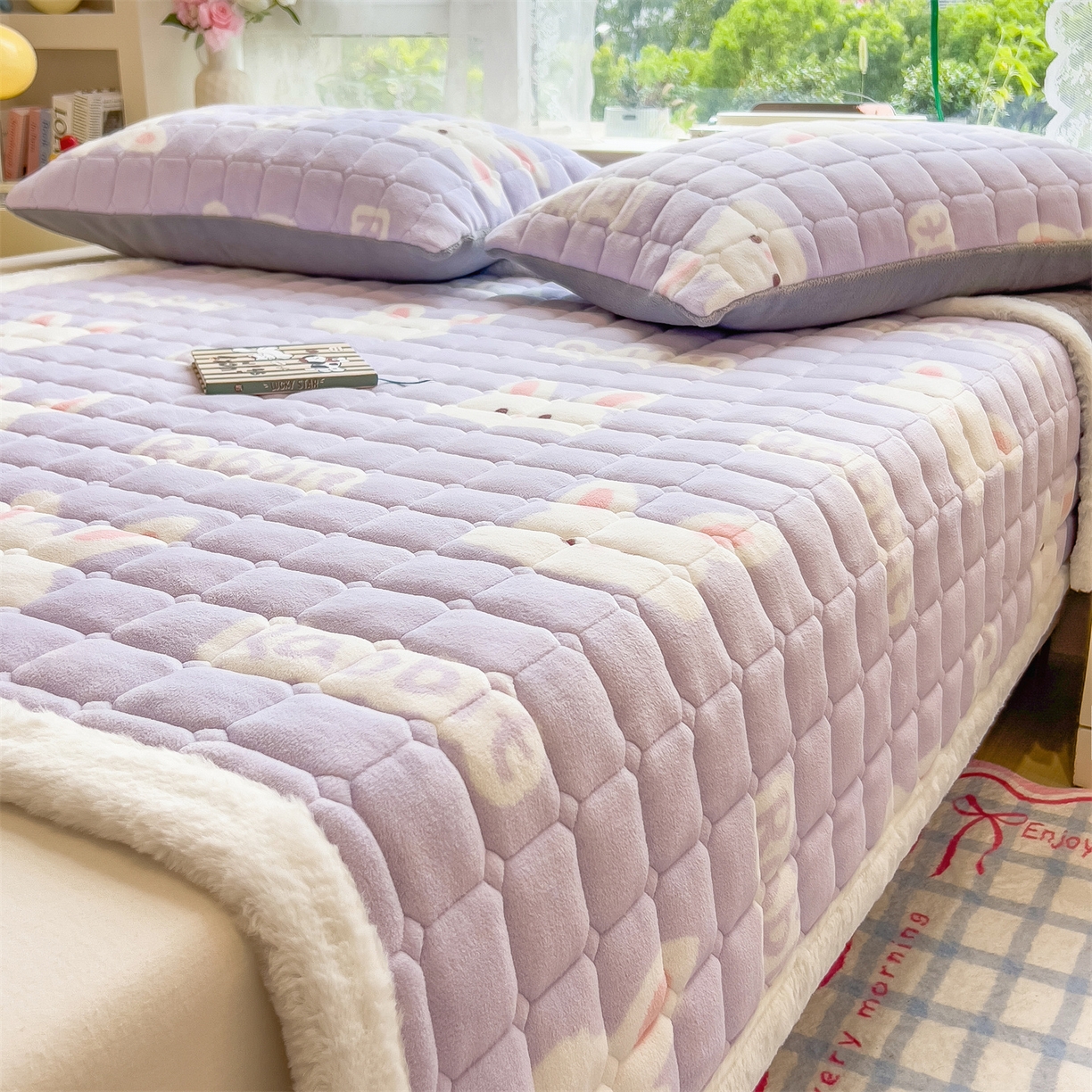 91家纺网 家纺一手货源 找家纺 丝幔家纺 2025新款牛奶绒印花床护垫成人款 大白兔紫