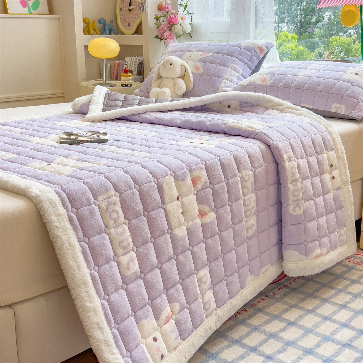 91家纺网 家纺一手货源 找家纺 丝幔家纺 2025新款牛奶绒印花床护垫成人款 大白兔紫