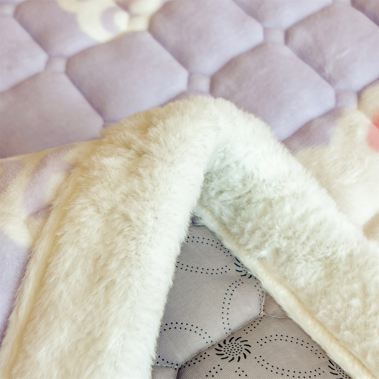 91家纺网 家纺一手货源 找家纺 丝幔家纺 2025新款牛奶绒印花床护垫成人款 大白兔紫