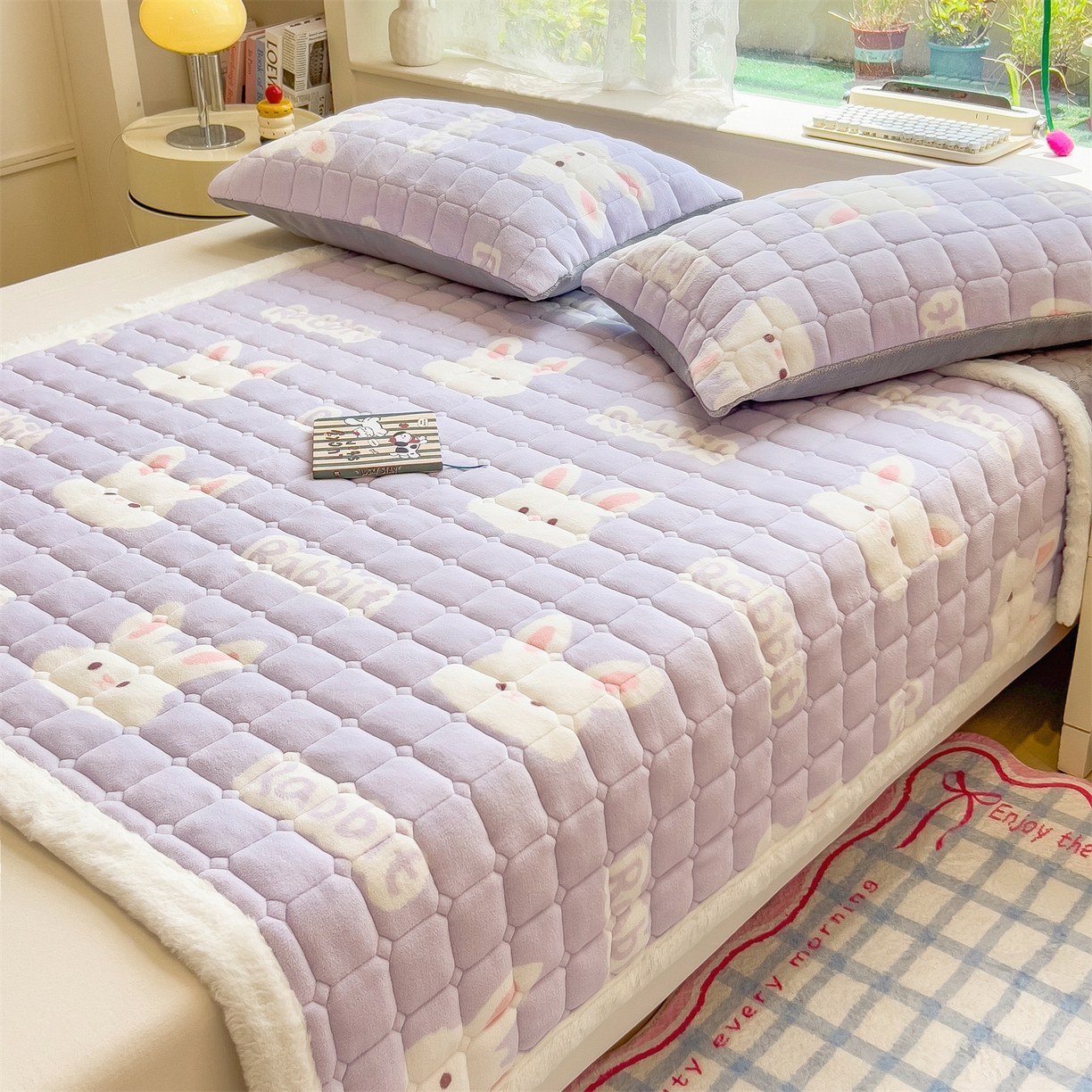 91家纺网 家纺一手货源 找家纺 丝幔家纺 2025新款牛奶绒印花床护垫成人款 大白兔紫