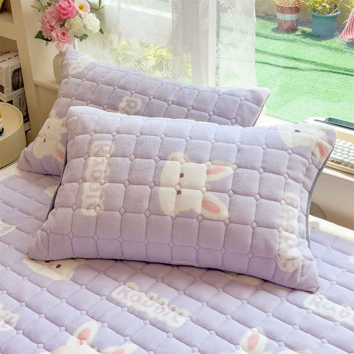 91家纺网 家纺一手货源 找家纺 丝幔家纺 2025新款牛奶绒印花床护垫成人款 大白兔紫