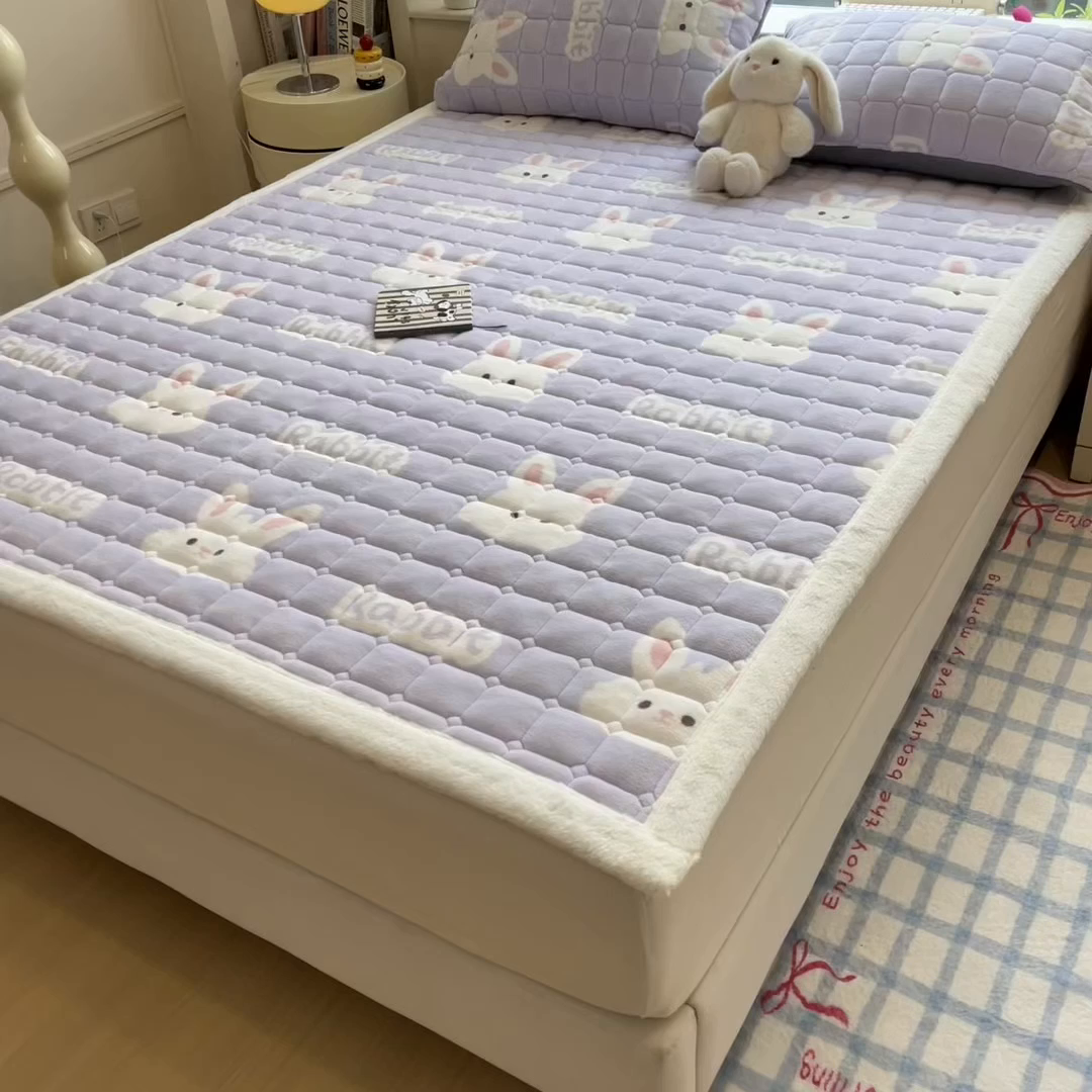 91家纺网 家纺一手货源 找家纺 丝幔家纺 2025新款牛奶绒印花床护垫成人款 大白兔紫