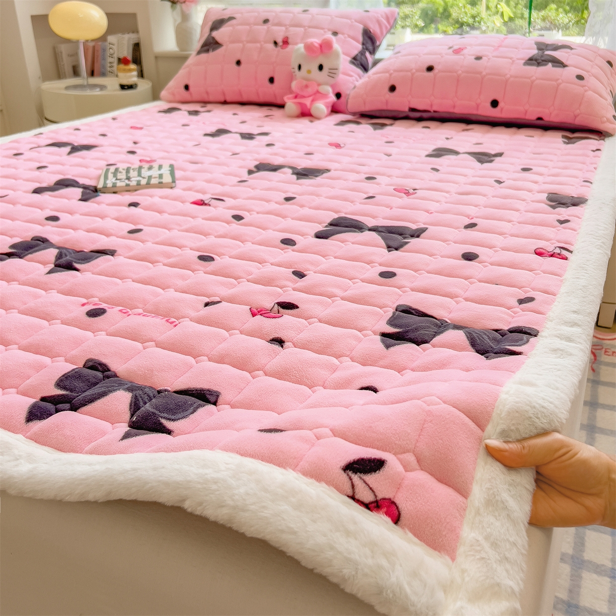 丝幔家纺 2025新款牛奶绒印花床护垫成人款 芭比蝴蝶结