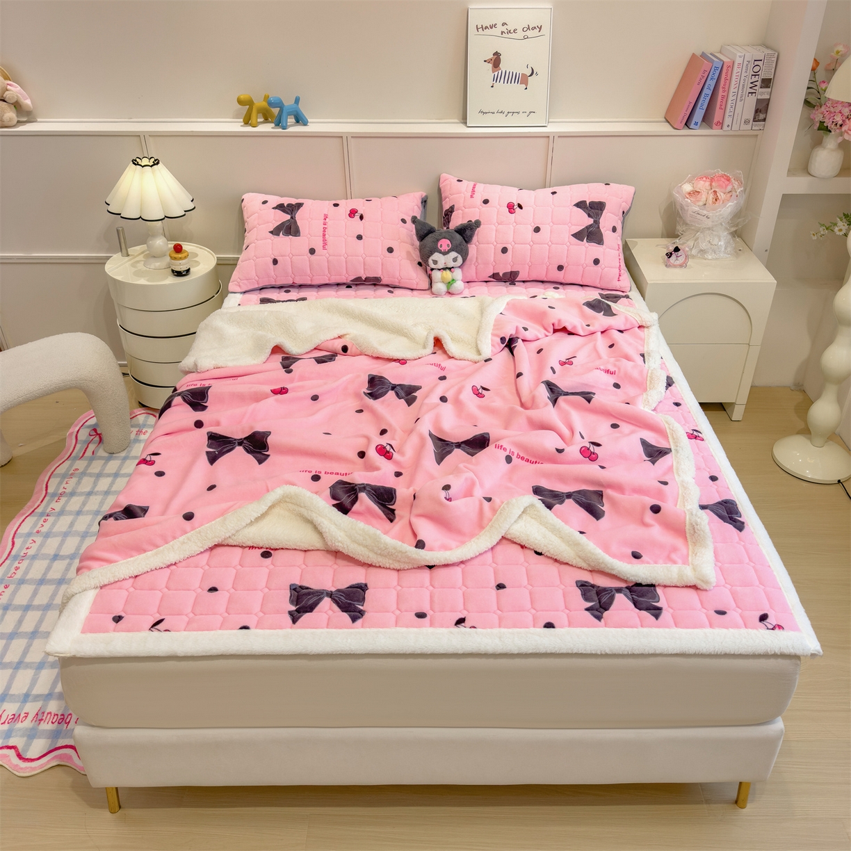 91家纺网 家纺一手货源 找家纺 丝幔家纺 2025新款牛奶绒印花床护垫成人款 芭比蝴蝶结