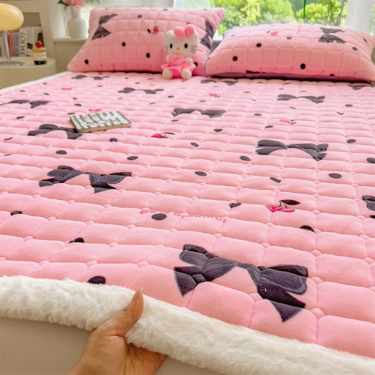 91家纺网 家纺一手货源 找家纺 丝幔家纺 2025新款牛奶绒印花床护垫成人款 芭比蝴蝶结