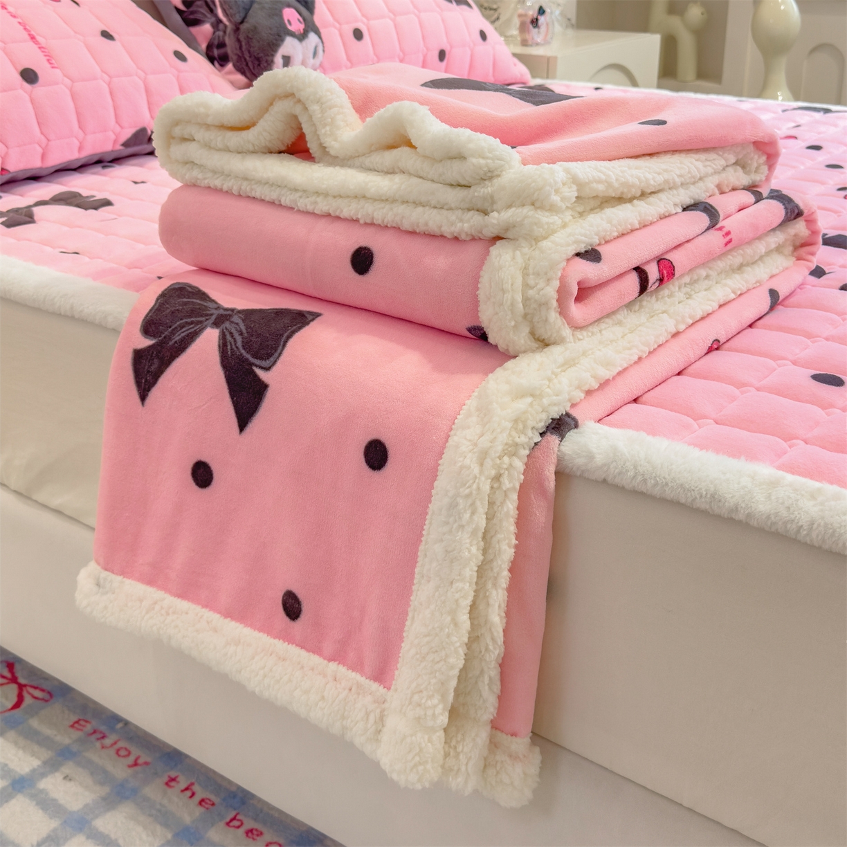 91家纺网 家纺一手货源 找家纺 丝幔家纺 2025新款牛奶绒印花床护垫成人款 芭比蝴蝶结