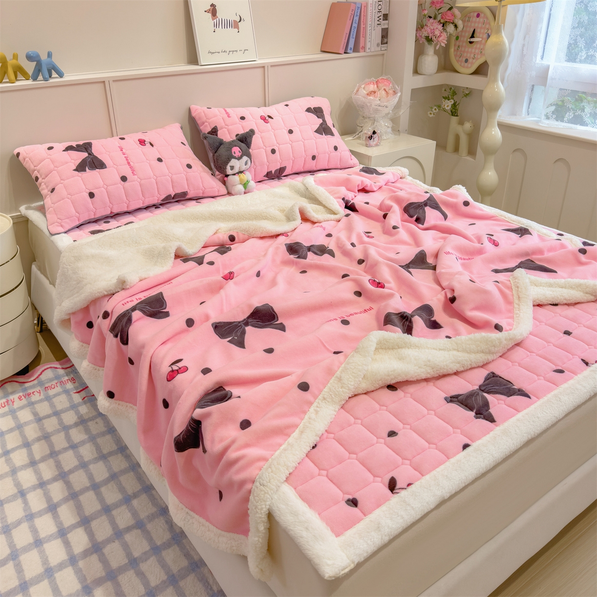 91家纺网 家纺一手货源 找家纺 丝幔家纺 2025新款牛奶绒印花床护垫成人款 芭比蝴蝶结