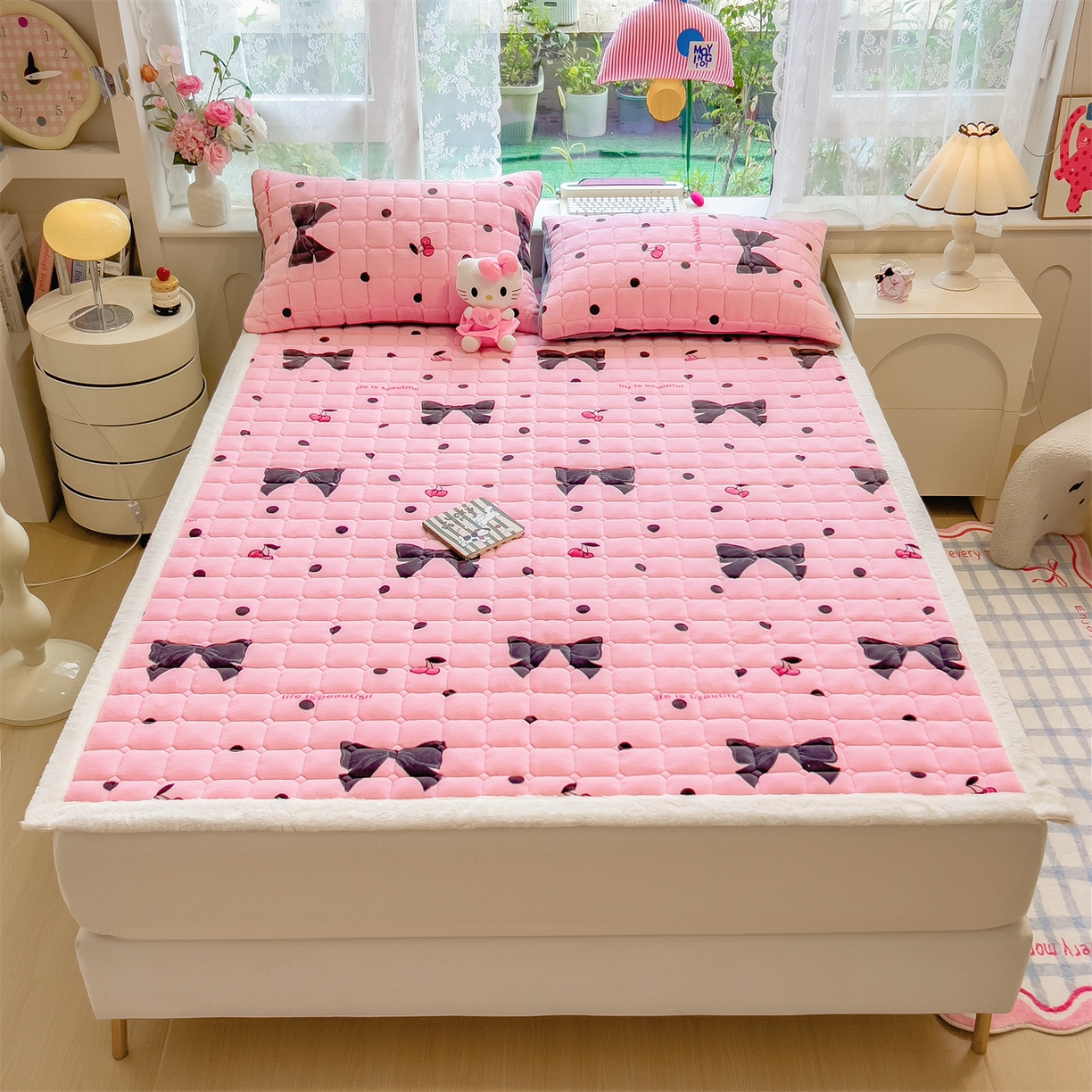 91家纺网 家纺一手货源 找家纺 丝幔家纺 2025新款牛奶绒印花床护垫成人款 芭比蝴蝶结